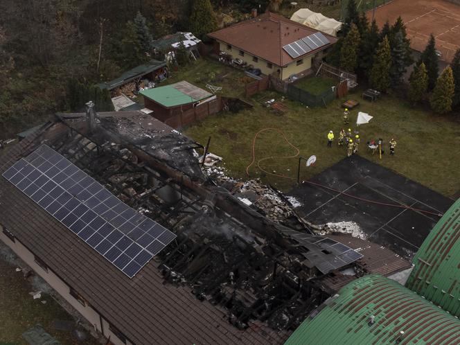 Strażacy weszli do zgliszczy Hotelu Tenis pod Opolem. W środku były trzy ciała