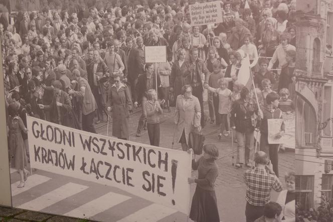 Marsz głdowy kobiet - wystawa przy katedrze w Łodzi