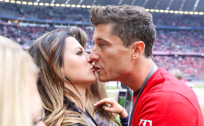 Robert Lewandowski z żoną na zakupy... latają helikopterem [WIDEO]