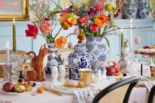 5 stylów na Wielkanoc. Aranżacja stołu: od glamour po minimalistyczne wabi-sabi