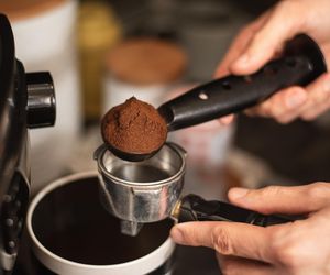 Kawa sypana zdrowsza od rozpuszczalnej? Dietetyk kliniczny tłumaczy