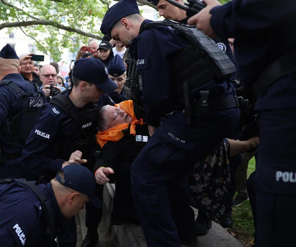 Protesty przeciwko migracji. Babcia Kasia wyniesiona przez policję