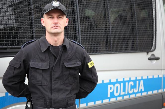 Starszy sierżant Marcin Wabik uratował dwie osoby z pożaru.