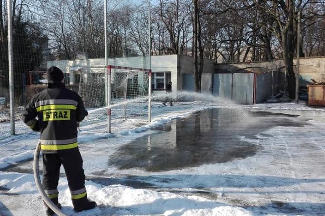 W Poznaniu strażacy zrobili lodowisko w Ogródku Jordanowskim nr 1 przy ul. Solnej.