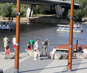 Maciej Pela z córeczkami nad Wisłą