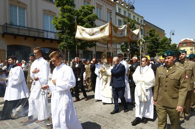 Ulicami przeszła centralna procesja Bożego Ciała. Wystrój ołtarzy nawiązuje do hasła „Wierzę w Kościół Chrystusowy”