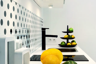 Niewielkie mieszkanie w czerni i bieli