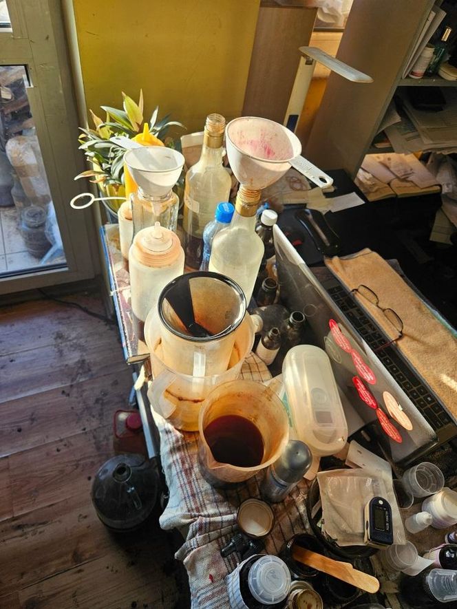 Szarlatan z Pruszkowa żerował na chorych. "Leczył" na wszystko, a leki robił w słoiku!