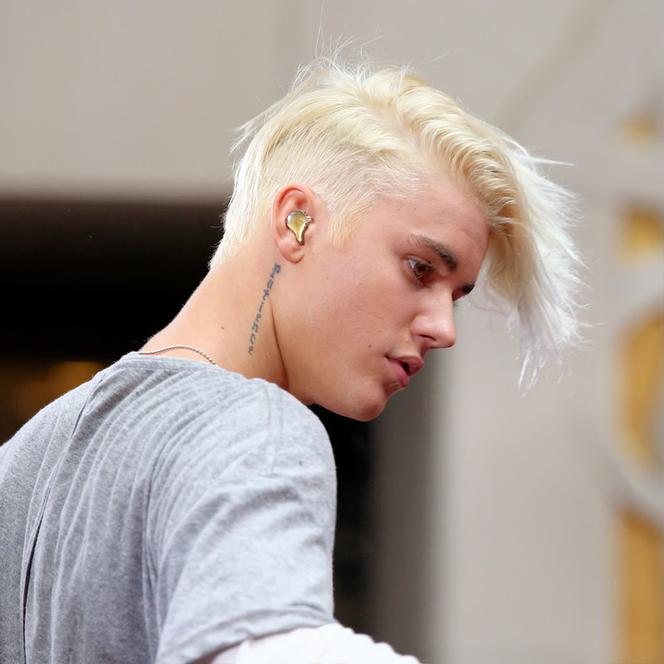 Justin Bieber w platynowych włosach