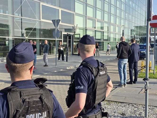 Wrocław. Burdy kibiców na Starym Rynku. Interweniowała policja [ZDJĘCIA].