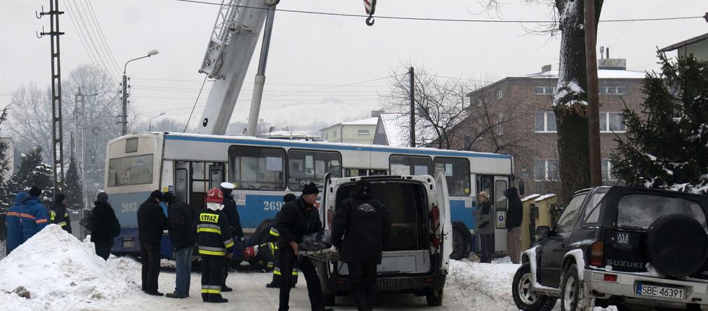 Sączów: Sanki wjechały pod autobus. 10-latek nie żyje, 8-latka w stanie ciężkim