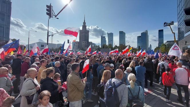 Ruszył Marsz Miliona Serc! Ogromne tłumy Polaków na ulicach Warszawy [ZDJĘCIA]