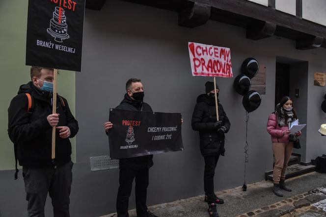 Protest branży weselnej w Toruniu. List do rządu, postulaty i tort