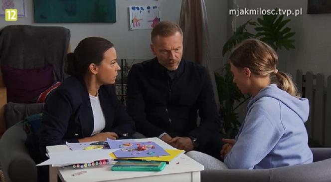 M jak miłość odc. 1701. Andrzej Budzyński (Krystian Wieczorek), Magda (Anna Mucha), Milena (Katarzyna Fareniuk) - sąsiadka Nadii