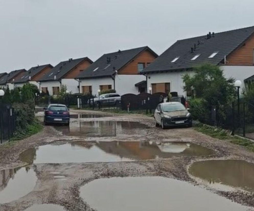Ulica z dziurami w podpoznańskiej miejscowości zalana wodą