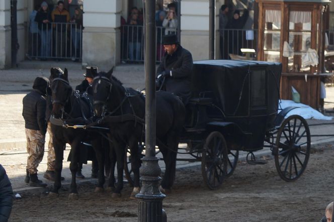 Gwiazdy marzną na planie "Lalki"