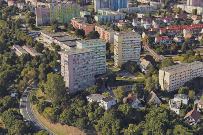 Tragedia w Szczecinie. Młoda kobieta wypadła z okna na 10. piętrze. Wstrząsający film krążył po sieci, internauci zbulwersowani