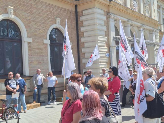 Protest przed siedzibą PKP Cargo w Tarnowskich Górach