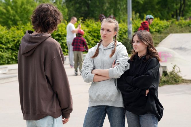 Barwy szczęścia, odcinek 3255: Kochliwy Romeo zacznie tłumaczyć się przed Ewą i Eweliną! Wreszcie powie im prawdę o sobie - ZDJĘCIA