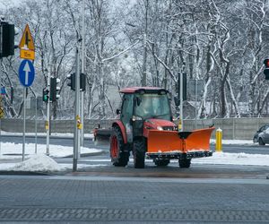 Śnieg zasypał Warszawę. ZOM odśnieża od rana. Zamęt na drogach i liczne kolizje