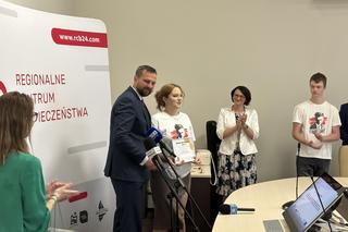 „Postawa wymagająca nagrodzenia”. Wyróżniono młodzież, która pomogła rannym w wypadku na ul. Bałtyckiej