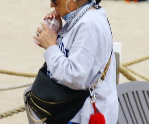 Kayah. Leczyła gardło i opalała kolana