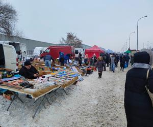 Giełda samochodowa w Łodzi. Przyciąga klientów, ale sprzedawcy nie są zadowoleni