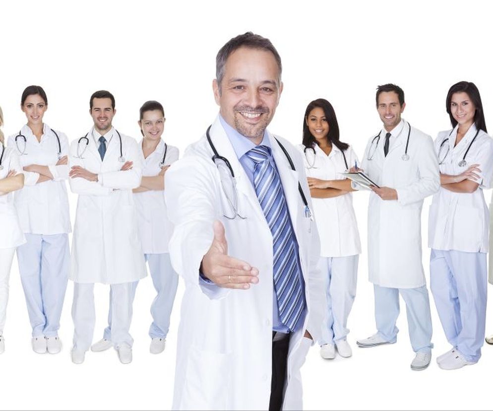 Seriale o lekarzach, zwane także serialami szpitalnymi zawsze cieszyły się dużą popularnością. Kultowe stały się takie tytuły jak Dr House, Chirurdzy czy Ostry dyżur. Warto przypomnieć sobie miniserial Królestwo – o tajemniczych przypadkach medycznych z Kopenhagi, albo powspominać stare czasy z Doktor Quinn. Przypominamy najlepsze seriale medyczne.