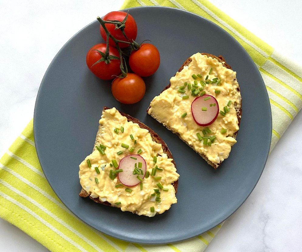 wiosenna pasta jajeczna z nowalijkami