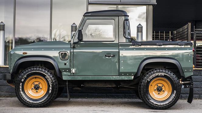 Kahn Design Land Rover Defender Pick Up