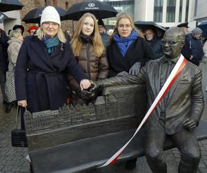 Tak wygląda ławeczka Pawła Adamowicza. Stanęła w rocznicę śmierci w Gdańsku