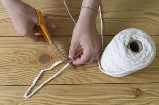 Instrukcja wykonania ze sznurka piórka boho – krok 3.