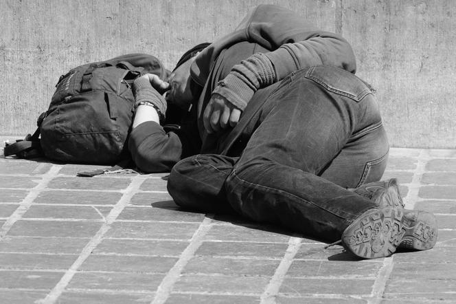ŚMIERĆ na ulicy. W centrum Bełchatowa bezdomny znalazł zwłoki mężczyzny 