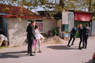 Miłość i nadzieja, odcinek 302: Agresywny Ege wywlecze Zeynep z domu. Widok aresztowanego Cihana złamie jej serce – ZDJĘCIA