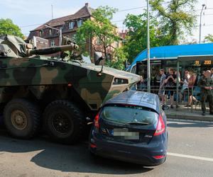 Wojskowy wóz jechał na pokaz podczas pikniku