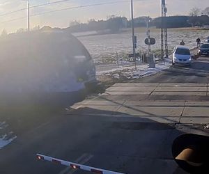 Sekundy dzieliły kierowców od tragedii. Odholowywali zepsute auto z torów po zamknięciu szlabanów