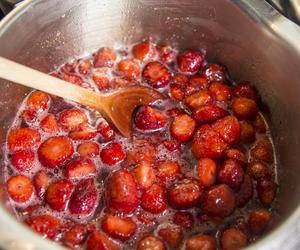 Tradycyjny przepis na dżem truskawkowy z jabłkami od Koła Gospodyń Wiejskich. Smak tradycji w każdym słoiku