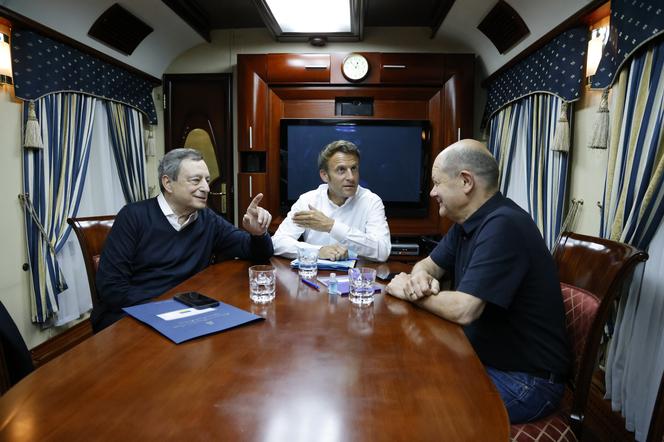 Draghi, Macron i Scholz w Kijowie. Jechali nocnym pociągiem z Polski