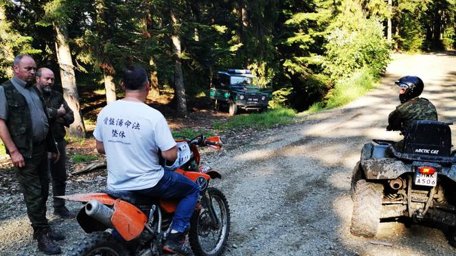 Las to nie tor wyścigowy. Przypominają leśnicy i strażnicy graniczni. Są kolejne mandaty