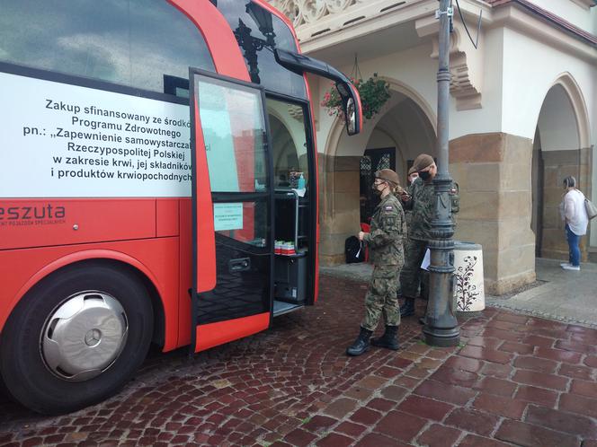 Podkarpaccy terytorialsi oddają krew na rzeszowskim Rynku. Stanął tam krwiobus