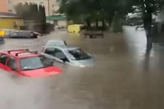 Powódź w Bielsku-Białej. Ulice zamienił się w rzeki. Zalane auta i posesje 