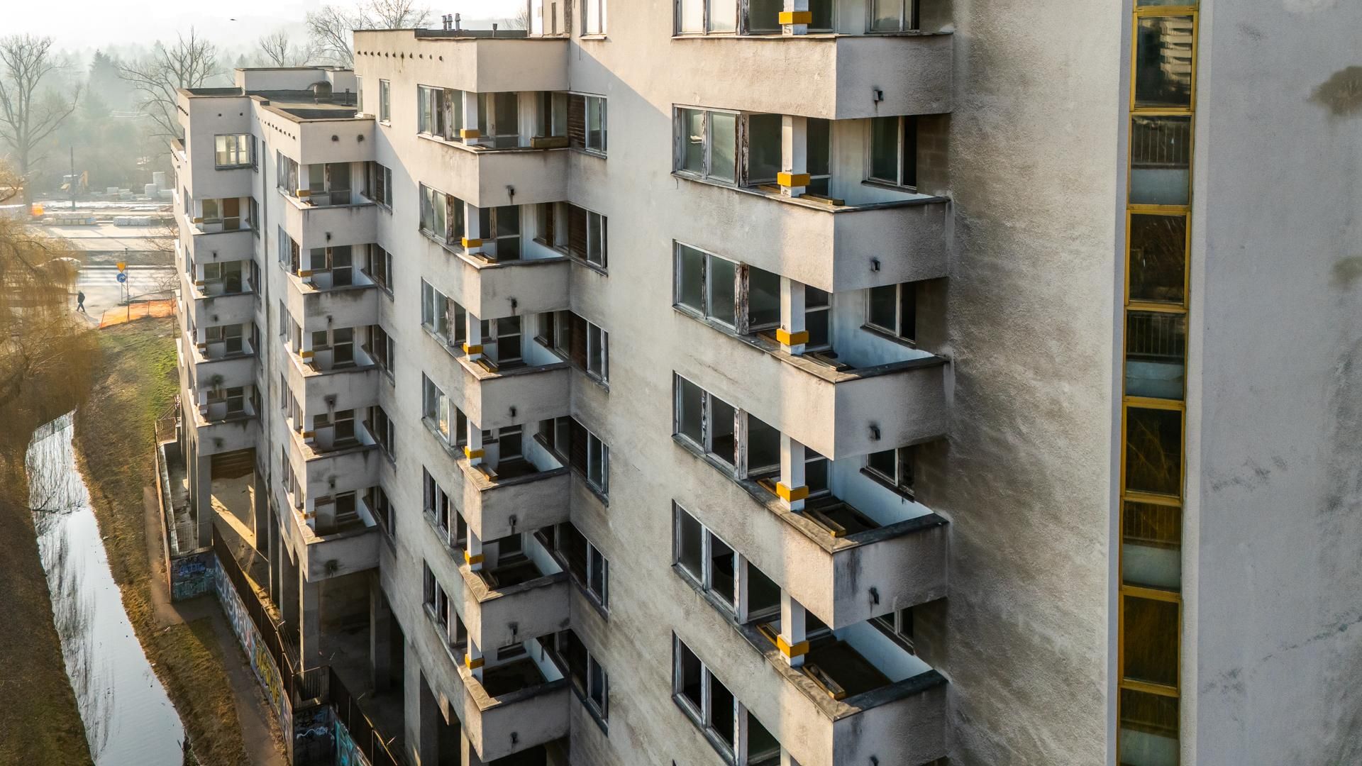 Szpiegowo z lotu ptaka. Blok na Sobieskiego 100 w Warszawie