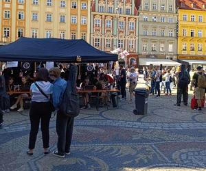 Gitarowy Rekord Świata 2024 we Wrocławiu rozpoczęty! Tak od samego rana wygląda teraz Rynek 