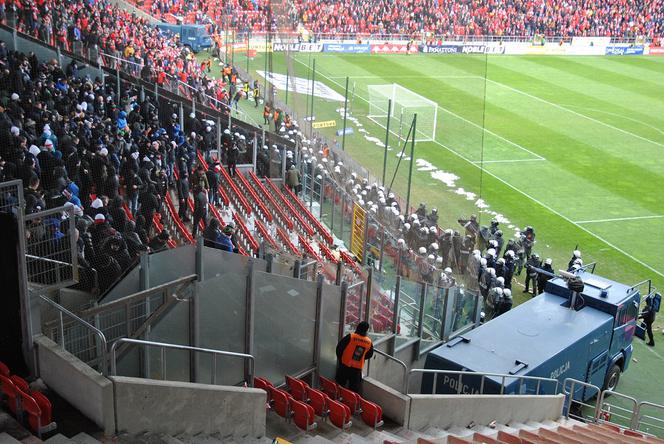 Kibole ŁKS i GKS Tychy zdemolowali sektor na stadionie Widzewa