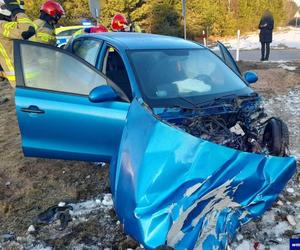 Osobowy hyundai zderzył się z pociągiem w Prostkach. Kierowca auta był pijany [ZDJĘCIA]