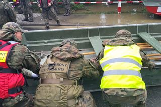 Żołnierze pomagają powodzianom w Czechowicach-Dziedzicach