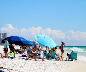 Mieszkańcy kurortów mają dość. Walczą z turystami o miejsca na plaży!