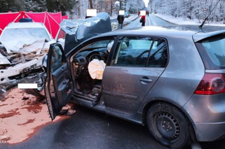 Połamane nogi, złamany kręgosłup i miednica. To urazy 5-latka, który wraz z dwoma braćmi i mamą brali udział wypadku pod Lesznem [AUDIO/FOTO]