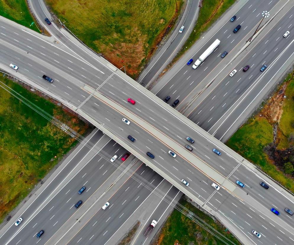 Dzieci grały w piłkę na autostradzie. Matka się cieszyła i wszystko nagrywała