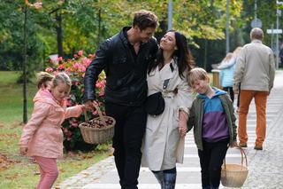 M jak miłość odc. 1703. Iza (Adriana Kalska), Marcin (Mikołaj Roznerski), Szymek (Staś Szczypiński), Maja (Laura Jankowska)